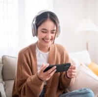 Girl using iQiyi