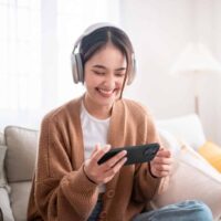 Girl using iQiyi