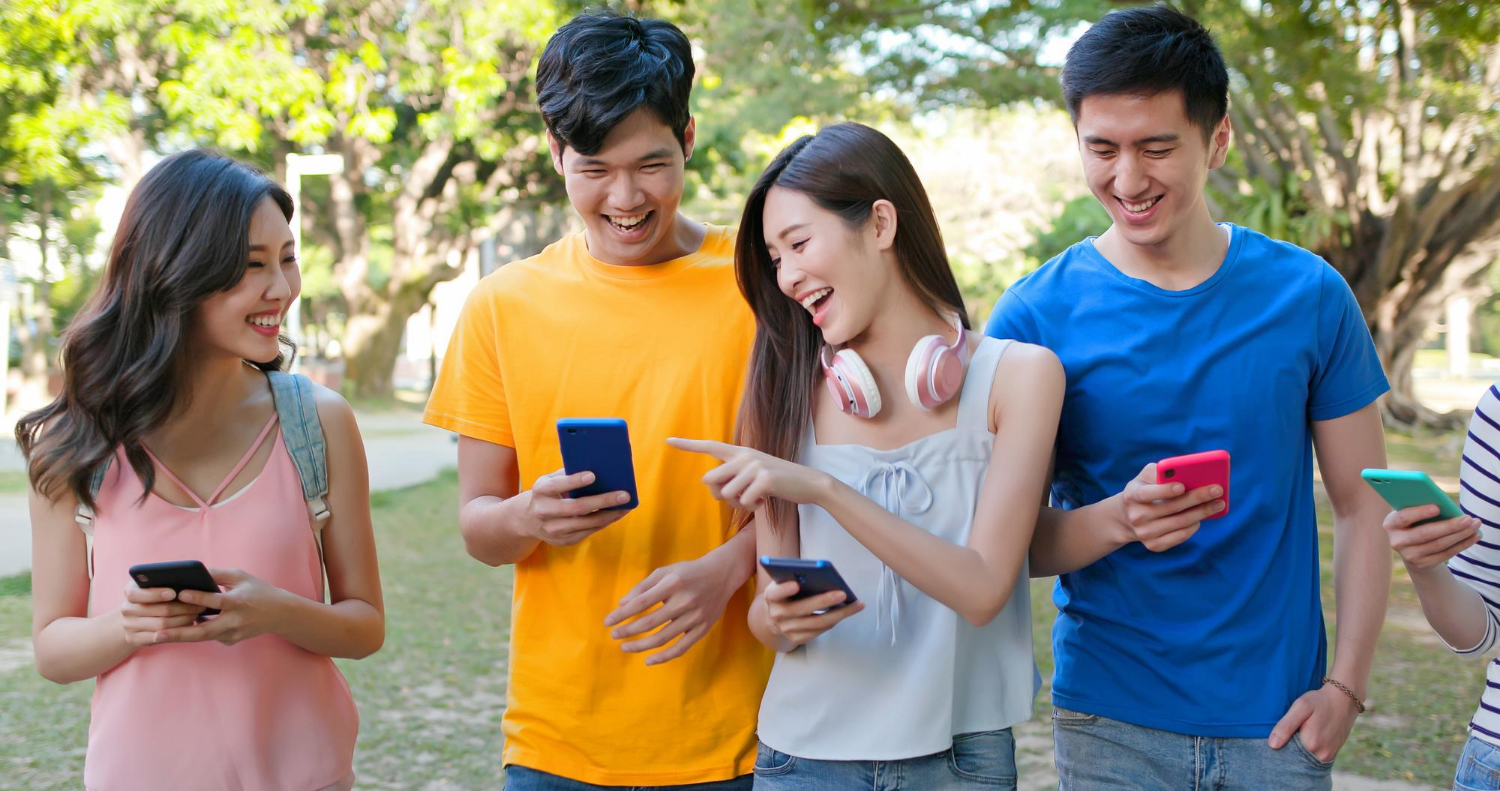 Asian-teenagers-use-smartphone