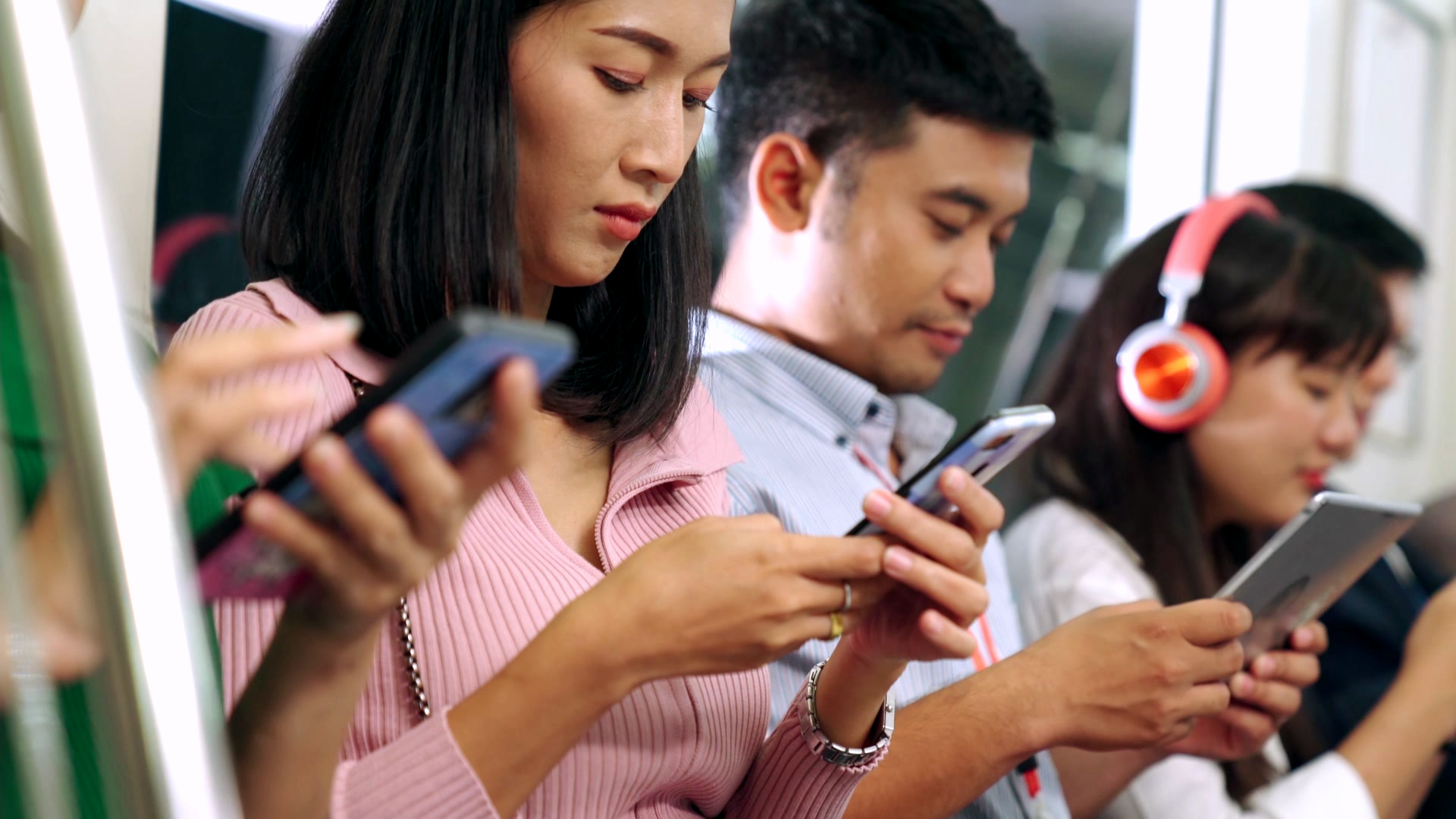 Commuters-Using-Technology
